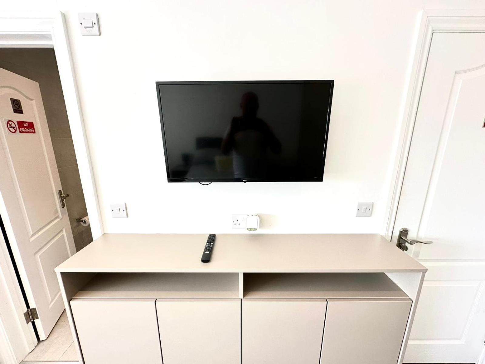 Apartment Sunny Modern, Private Apartment,15 Mins To London